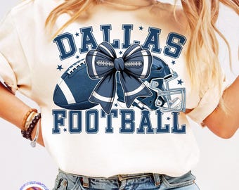 Puede incluir: Camiseta color crema con un gráfico de Dallas Football. El diseño presenta un balón de fútbol azul, un lazo y un casco, con las palabras "DALLAS FOOTBALL" en azul. La camiseta también tiene el texto "HIGH-QUALITY PNG".