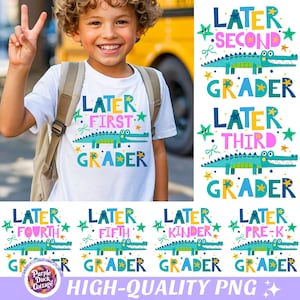 Könnte beinhalten: Ein weißes T-Shirt mit dem Text "LATER FIRST GRADER" und einem Cartoon-Alligator-Design. Das Bild zeigt auch andere Designs für verschiedene Klassenstufen, darunter "SECOND", "THIRD", "FOURTH", "FIFTH", "KINDER" und "PRE-K".