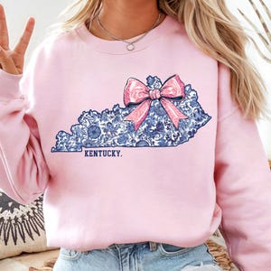 Esquema del estado de Kentucky PNG con patrón floral azul, lazo rosa, diseño de sublimación chinoiserie, camiseta preppy, decoración del hogar