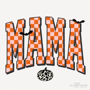 Puede incluir: La palabra MAMA en una fuente universitaria con un patr&oacute;n de tablero de ajedrez naranja y rosa claro, delineada en negro. Dos siluetas de murci&eacute;lagos negros se sit&uacute;an sobre las letras y una calabaza blanca con manchas negras se ubica debajo.
