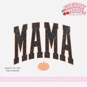 K&ouml;nnte beinhalten: Ein digitales Grafikdesign mit dem Wort MAMA in gro&szlig;en, schwarzen, abgenutzten Buchstaben im College-Stil mit einem dezenten Sternenmuster. Ein helloranger K&uuml;rbis ist unter dem Text zentriert. Das Logo CHERRY MADE DIGITAL mit zwei Kirschen befindet sich oben.