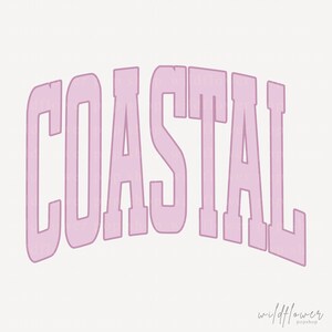 K&ouml;nnte beinhalten: Ein hellrosa Wortkunst-Design mit dem Wort "COASTAL" in einer fetten, gebogenen Schriftart. Das Wort ist auf einem cremefarbenen Hintergrund zentriert. Das Wildflower Popshop-Logo befindet sich in der unteren rechten Ecke.