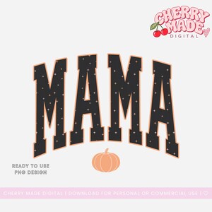 K&ouml;nnte beinhalten: Ein digitales Grafikdesign mit dem Wort MAMA in gro&szlig;en, schwarzen Buchstaben im College-Stil mit einem kleinen Sternenmuster und einer pfirsichfarbenen Umrandung. Unter dem Text befindet sich ein einfaches pfirsichfarbenes K&uuml;rbis-Symbol. In der oberen rechten Ecke steht der Text CHERRY MADE DIGITAL mit einer Kirschillustration.