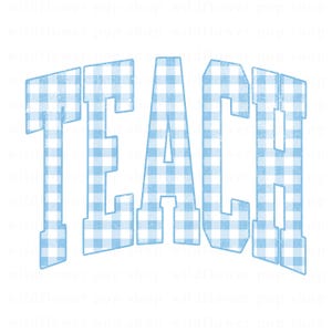 Könnte beinhalten: Das Wort "TEACH" in einem hellblau-weißen Vichy-Muster mit einem Used-Look im Vintage-Stil. Die Buchstaben sind in einer fetten Schriftart im College-Stil auf weißem Hintergrund gehalten. Das Design eignet sich für Kleidung oder Lernmaterialien.