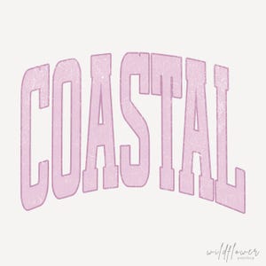 K&ouml;nnte beinhalten: Ein hellrosa Grafik im Used-Look mit dem Wort "COASTAL" in einer fetten, gebogenen Schriftart. Das Wort ist auf wei&szlig;em Hintergrund zentriert. Das Wildflower Popshop-Logo befindet sich unten rechts.