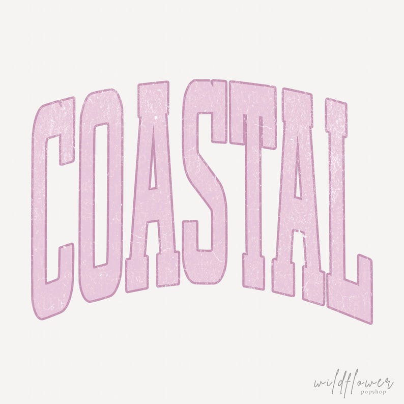 K&ouml;nnte beinhalten: Ein hellrosa Grafik im Used-Look mit dem Wort "COASTAL" in einer fetten, gebogenen Schriftart. Das Wort ist auf wei&szlig;em Hintergrund zentriert. Das Wildflower Popshop-Logo befindet sich unten rechts.