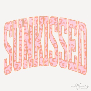 以下が含まれることがあります： 「SUNKISSED」という単語が、アーチ状のレイアウトで大きなブロック体のアルファベットで書かれています。文字はかすれた質感のライトピンクで塗りつぶされており、鮮やかなオレンジ色の縁取りが施されています。