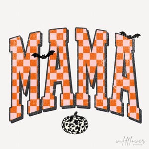 Puede incluir: La palabra MAMA en un patr&oacute;n de cuadros naranja y rosa claro desgastado con contornos negros. Dos siluetas de murci&eacute;lagos negros est&aacute;n colocadas sobre las letras M y A. Una calabaza con estampado de vaca en blanco y negro se sit&uacute;a centrada bajo la palabra MAMA.