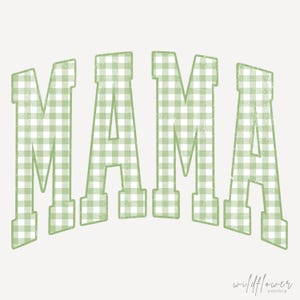 Könnte beinhalten: Das Wort MAMA ist in großen Blockbuchstaben mit einem hellgrün-weißen Vichy-Karo-Muster geschrieben. Die Buchstaben haben eine abgenutzte, verwitterte Textur und sind in einem leichten Bogen angeordnet. Der Text wildflower popshop ist sichtbar.