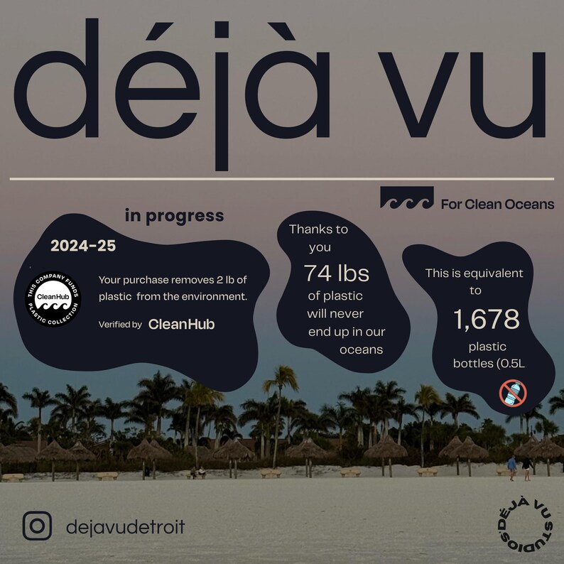 Pu&ograve; includere: Una grafica con il testo "d&eacute;j&agrave; vu" in nero su uno sfondo grigio chiaro. La grafica include anche una scena di spiaggia con palme e una spiaggia di sabbia bianca. Il testo "in corso" &egrave; in nero su uno sfondo blu scuro. Il testo "2024-25" &egrave; in bianco su uno sfondo blu scuro. Il testo "Grazie a te" &egrave; in nero su uno sfondo blu chiaro. Il testo "74 libbre di plastica non finiranno mai nei nostri oceani" &egrave; in nero su uno sfondo blu chiaro. Il testo "Questo equivale a 1.678 bottiglie di plastica (0,5 L)" &egrave; in nero su uno sfondo blu chiaro. Il testo "Per oceani puliti" &egrave; in nero su uno sfondo bianco. Il testo "Il tuo acquisto rimuove 2 libbre di plastica dall'ambiente." &egrave; in nero su uno sfondo blu scuro. Il testo "Verificato da CleanHub" &egrave; in nero su uno sfondo blu scuro. Il testo "CleanHub" &egrave; in bianco su uno sfondo blu scuro. Il testo "dejavudetroit" &egrave; in nero su uno sfondo bianco. Il testo "d&eacute;j&agrave; vu studios" &egrave; in nero su uno sfondo bianco.