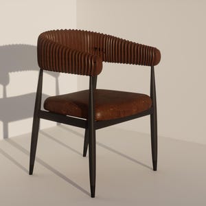 Puede incluir: Un sillón moderno con asiento y respaldo de cuero marrón oscuro. Los reposabrazos son de madera acanalada de color marrón oscuro. La silla tiene una estructura y patas de metal negro. El diseño es minimalista y elegante.