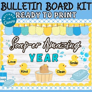 Könnte beinhalten: Ein Pinnwand-Kit mit dem Text "Bulletin Board Kit Ready to Print". Das Design umfasst die Wörter "Soap-er Amazing Year", Gummienten, Seife und ein Nilpferd in einer Wanne. Der Hintergrund ist ein hellblaues und weißes Vichy-Muster.