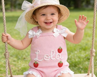 Mono rosa para niña, vestido con nombre bordado a mano, conjunto de fresa, vestido personalizado para pastel, vestido de verano, regalo de primer cumpleaños