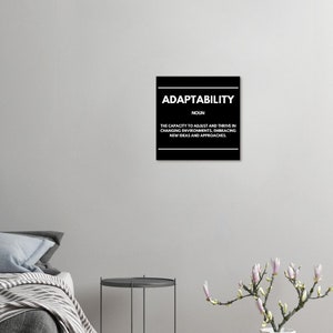 Può includere: Stampa in bianco e nero con la parola "Adattabilità" in grassetto bianco. La definizione di adattabilità è "La capacità di adattarsi e prosperare in ambienti mutevoli, abbracciando nuove idee e approcci."