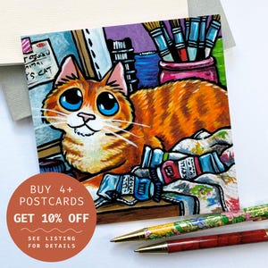 Carte postale félin, chat tigré roux dans un atelier d'artiste avec tubes de peinture et toile, carte postale illustrée, carré