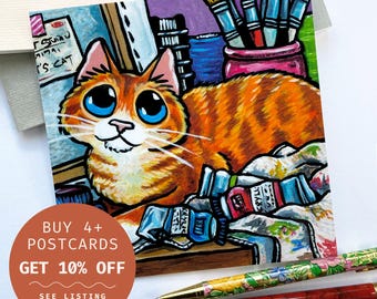 以下が含まれることがあります： 青い目をしたオレンジのトラ猫の絵で、絵の具のチューブと筆に囲まれています。猫は木製の表面のテーブルに座っています。背景は紫と青の抽象的なデザインです。背景には「STU ٩١רו I'S CAT」というテキストが表示されています。