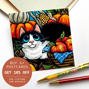 Carte postale Autumn Harvest Cat - Chat noir et blanc aux yeux bleus, citrouilles, courges, carte postale illustrée, carré