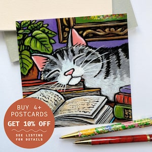 Carte postale Chat tigré gris dormant sur des livres – Tête de chat reposant sur une pile de livres, carte postale carrée