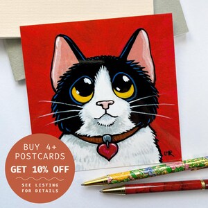 Carte postale chat smoking pour la Saint-Valentin - Chat avec collier coeur rouge et yeux jaunes, carte postale carrée