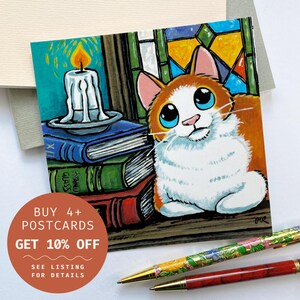 Carte postale rousse et chat blanc - Chat aux yeux bleus se prélassant sur une étagère avec des livres, un vitrail, une bougie, une carte postale carrée