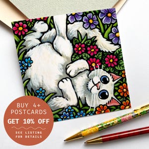 Carte postale florale de chat - chat blanc se détendant parmi les fleurs colorées, carte postale illustrée, carré