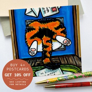 Carte postale drôle de chat calicot coincé dans une chatière - Les gros fesses du chat ne rentrent pas ! Carte postale carrée