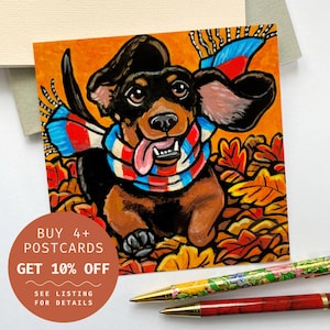 Carte postale Chien saucisse qui court dans les feuilles d'automne – Teckel avec écharpe rayée, carte postale carrée
