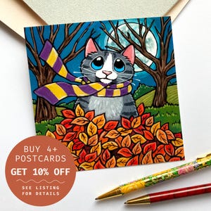 Carte postale chat d'automne - tigré gris en tas de feuilles colorées, carte postale illustrée, carré