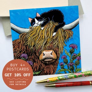 Carte postale Chat smoking dormant sur une vache Highland – Chat perché entre des cornes avec des chardons violets, carte postale carrée