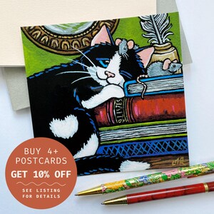 Carte postale littéraire chat et souris espiègles - Chat smoking se reposant sur des livres, art livresque lunatique, carte postale carrée