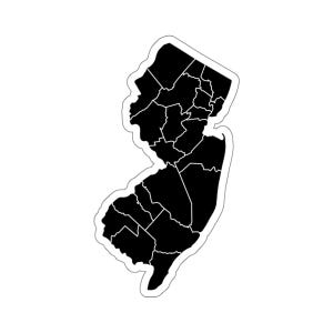 Puede incluir: Un mapa en blanco y negro del estado de Nueva Jersey, que muestra los límites de cada condado.