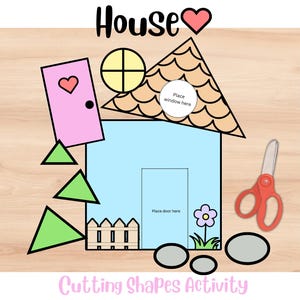 Op de afbeelding: Een kleurrijk educatief activiteitenblad met een huisontwerp, met een roze deur, blauwe muren en een bruin dak. De tekst "House" en "Cutting Shapes Activity" worden weergegeven. Inclusief schaar en vormen.
