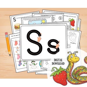Op de afbeelding: Een verzameling afdrukbare educatieve werkbladen voor kinderen, met de letter "S" met traceerhulpmiddelen, illustraties van objecten die beginnen met "S" en de tekst "DIGITAL DOWNLOAD". Een gele potlood is ook zichtbaar.