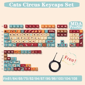Könnte beinhalten: Ein Satz bunter Keycaps mit einem Zirkus-Thema mit Katzen. Die Keycaps sind für 61, 64, 68, 75, 82, 84, 87, 96, 98, 100, 104 und 108 Tasten mechanische Tastaturen konzipiert. Die Keycaps zeigen eine Vielzahl von Designs, darunter Katzen, Zirkuszelte und andere Zirkus-bezogene Bilder. Die Keycaps sind aus PBT-Kunststoff gefertigt und haben ein "MDA"-Profil.