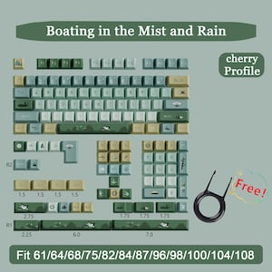 Può includere: Un set di tasti per tastiera verde e beige, con il testo "Boating in the Mist and Rain". Il set include varie dimensioni e forme di tasti, con un profilo cherry. Compatibile con tastiere 61/64/68/75/82/84/87/96/98/100/104/108.
