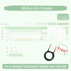 Könnte beinhalten: Ein hellgrünes Tastenkappen-Set mit dem Text "Melon Ice Cream". Die Tastenkappen sind für verschiedene Tastaturgrößen geeignet, darunter 61, 64, 68, 75, 82, 84, 87, 96, 98, 100, 104 und 108 Tasten. Inklusive eines Tastenkappenabziehers.