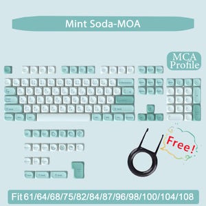 Può includere: Un set di tasti per tastiera verde menta e bianco con il testo "Mint Soda-MOA" e "MCA Profile". Include un estrattore di tasti ed è compatibile con tastiere 61/64/68/75/82/84/87/96/98/100/104/108.