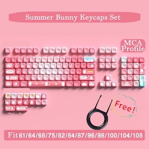 以下が含まれることがあります： ピンクと白のキーボードキーキャップで、ウサギと雲のデザインが施されています。キーキャップには文字と記号が書かれています。キーキャップは、61、64、68、75、82、84、87、96、98、100、104、または108キーのキーボード用です。キーキャップはMCAプロファイルです。テキスト「Free!」は吹き出しの中にあります。テキスト「Summer Bunny Keycaps Set」は画像の上部にあります。テキスト「MCA Profile」は画像の右上にあります。