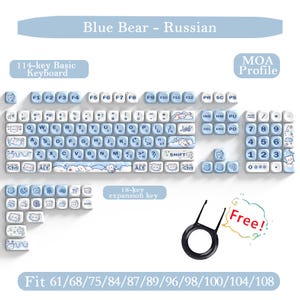 Könnte beinhalten: Ein Blue Bear Russian Tastenkappen-Set im MOA-Profil mit hellblauen und weißen Tasten, Bärenillustrationen, kyrillischen und lateinischen Zeichen, einem 114-Tasten-Layout, 18 Erweiterungstasten und einem schwarzen Tastenkappen-Abzieher.