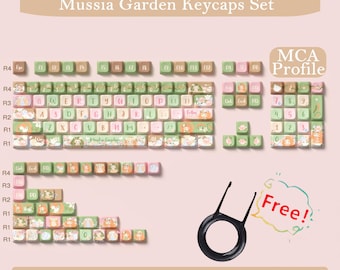 Puede incluir: Juego de teclas Mussia Garden en tonos pastel verde, rosa y melocotón. Las teclas presentan varias ilustraciones y texto. Incluye un extractor de teclas. Compatible con teclados 61/64/68/82/84/87/96/98/100/104/108.