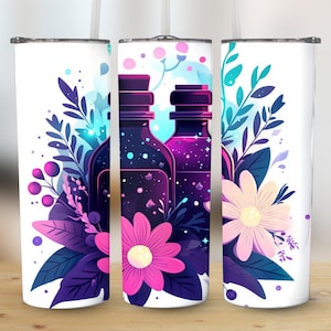 Puede incluir: Tres vasos de acero inoxidable con fondo blanco y un diseño de botellas moradas y azules con una galaxia en su interior, rodeadas de flores rosas y moradas y hojas verdes.