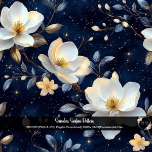 Op de afbeelding: Naadloos oppervlaktepatroon met grote witte magnoliabloemen met gele centra en blauwgrijze bladeren op een donkerblauwe achtergrond. Het ontwerp bevat kleine gouden sterren en de tekst "Seamless Surface Pattern".