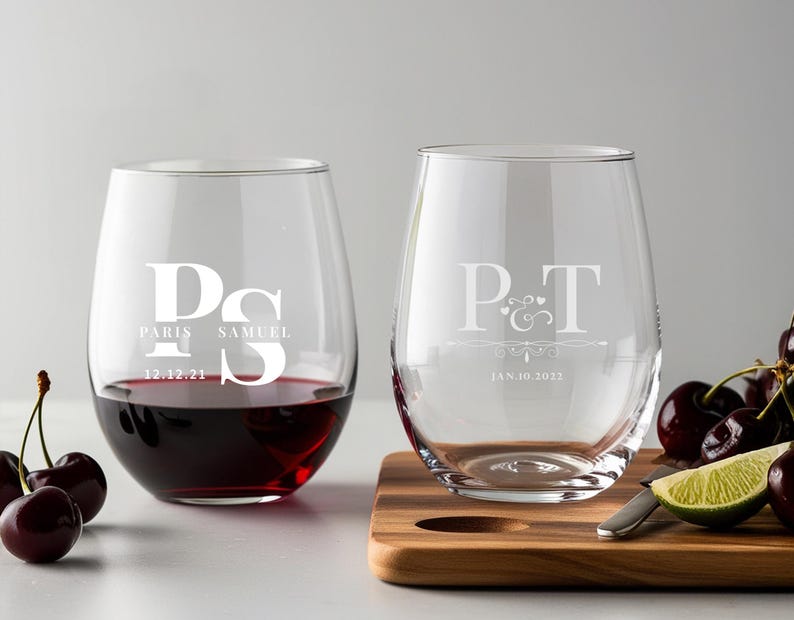 Peut inclure: Deux verres &agrave; vin en verre transparent avec des gravures personnalis&eacute;es. Le premier verre porte les initiales "P&S" avec les noms "Paris" et "Samuel" et la date "12.12.21". Le deuxi&egrave;me verre porte les initiales "P&T" avec un motif de c&oelig;ur et de spirale et la date "Jan. 10, 2022".