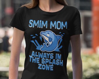Könnte beinhalten: Schwarzes T-Shirt mit einem blauen Delfin-Motiv und dem Text "Swim Mom Always in the Splash Zone".