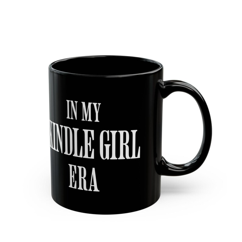 Taza de café negra In My Kindle Girl Era, taza de café Kindle, taza de café bookish imagen 4