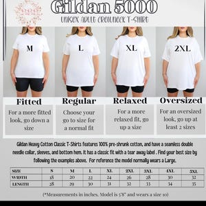Pode incluir: Tabela de tamanhos para camiseta de gola redonda unissex para adultos Gildan 5000 com medidas em polegadas. A tabela mostra a largura e o comprimento da camiseta nos tamanhos S, M, L, XL, 2XL, 3XL, 4XL e 5XL. A tabela tamb&eacute;m inclui descri&ccedil;&otilde;es do ajuste para cada tamanho: Ajustado, Regular, Relaxado e Oversized.