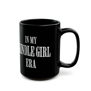 Taza de café negra In My Kindle Girl Era, taza de café Kindle, taza de café bookish imagen 3