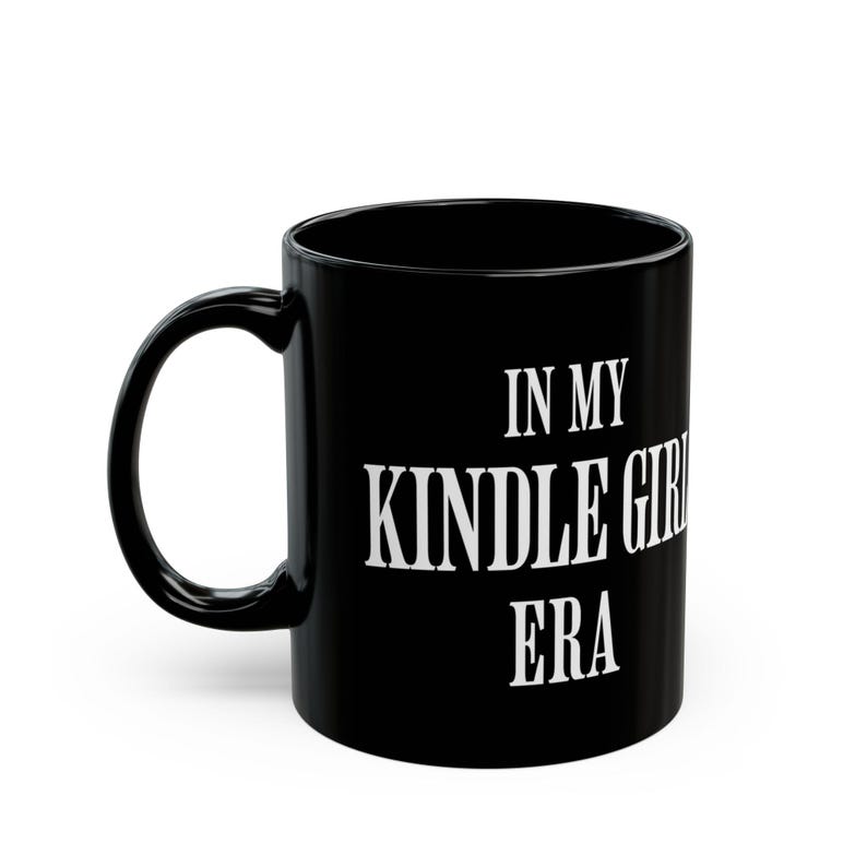 Taza de café negra In My Kindle Girl Era, taza de café Kindle, taza de café bookish imagen 5
