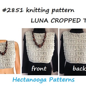Op de afbeelding: Afbeelding van een gebreide cropped top in een lichtbeige kleur, met de tekst "LUNA CROPPED TOP" en "#2851 knitting pattern". De voor- en achteraanzichten worden getoond. Een houten kralenketting is ook zichtbaar.