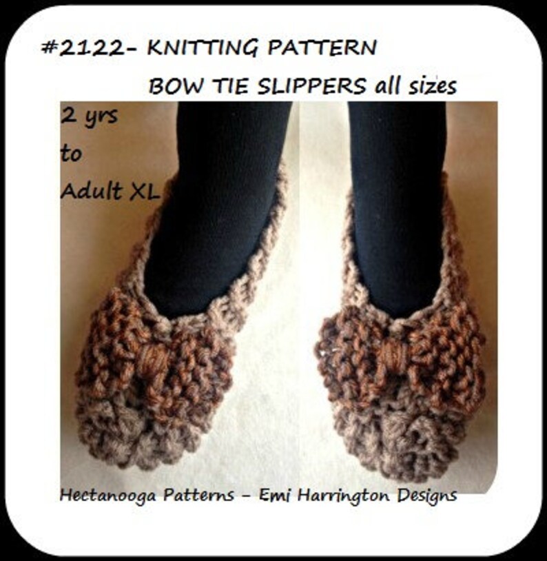 Op de afbeelding: Een paar bruine gebreide strik-pantoffels. De pantoffels zijn gemaakt van een dik garen en hebben een strikdetail aan de bovenkant. De afbeelding bevat de tekst "#2122- KNITTING PATTERN BOW TIE SLIPPERS all sizes 2 yrs to Adult XL".